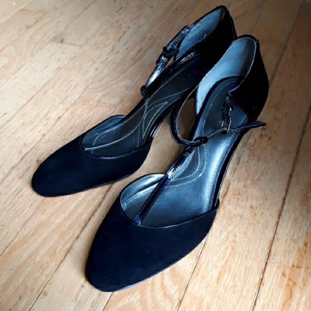 Tahari Closed Toe Heels 8.5